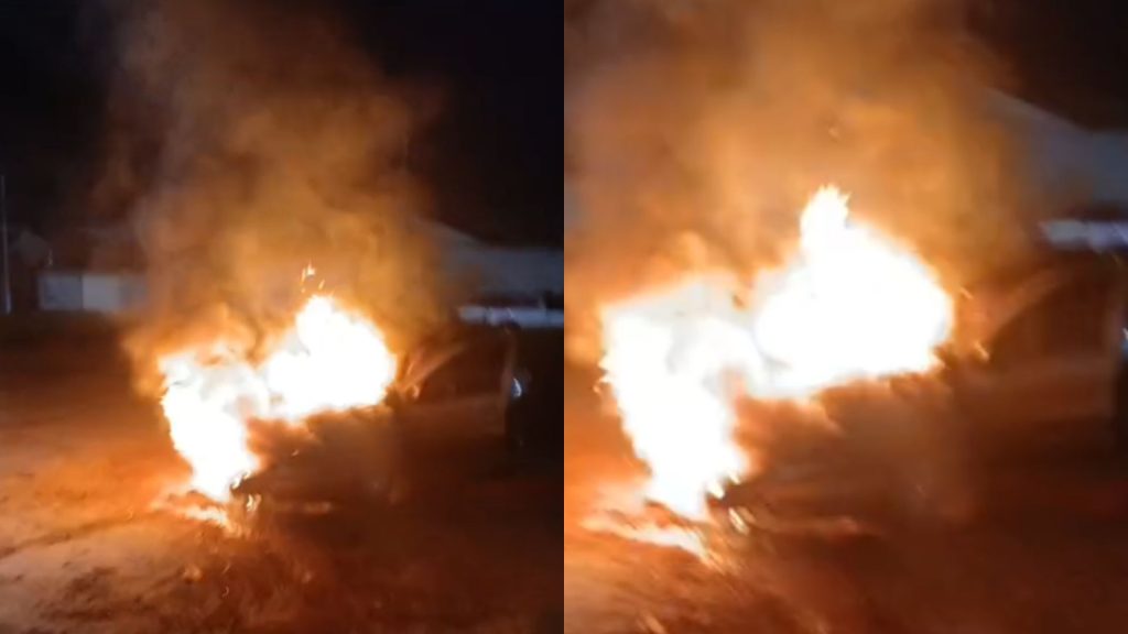 Fiat Palio começou a pegar fogo enquanto estava estacionado.