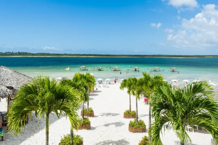 Conheça praia brasileira considerada uma das mais bonitas do mundo