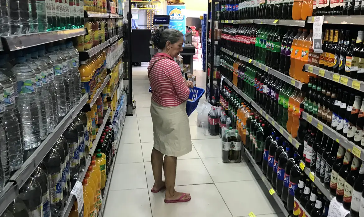 Refrigerante famoso volta para as prateleiras com embalagem nostálgica
