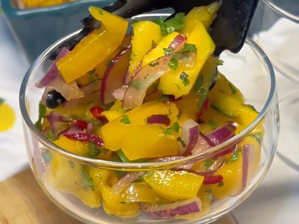 Fresca, fácil e cheia de sabor: salada de manga com toque cítrico pra sair do óbvio