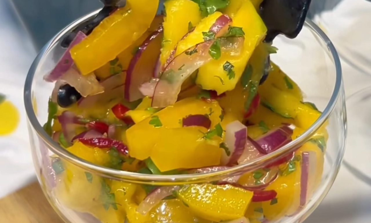 Fresca, fácil e cheia de sabor: salada de manga com toque cítrico pra sair do óbvio