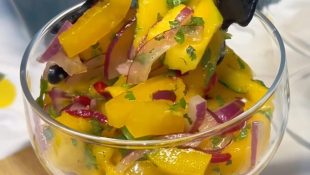 Fresca, fácil e cheia de sabor: salada de manga com toque cítrico pra sair do óbvio