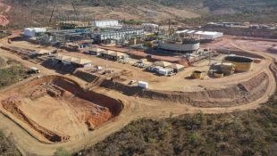 Complexo de Serra Verde realiza pesquisa e mineração de terras raras em Minaçu.