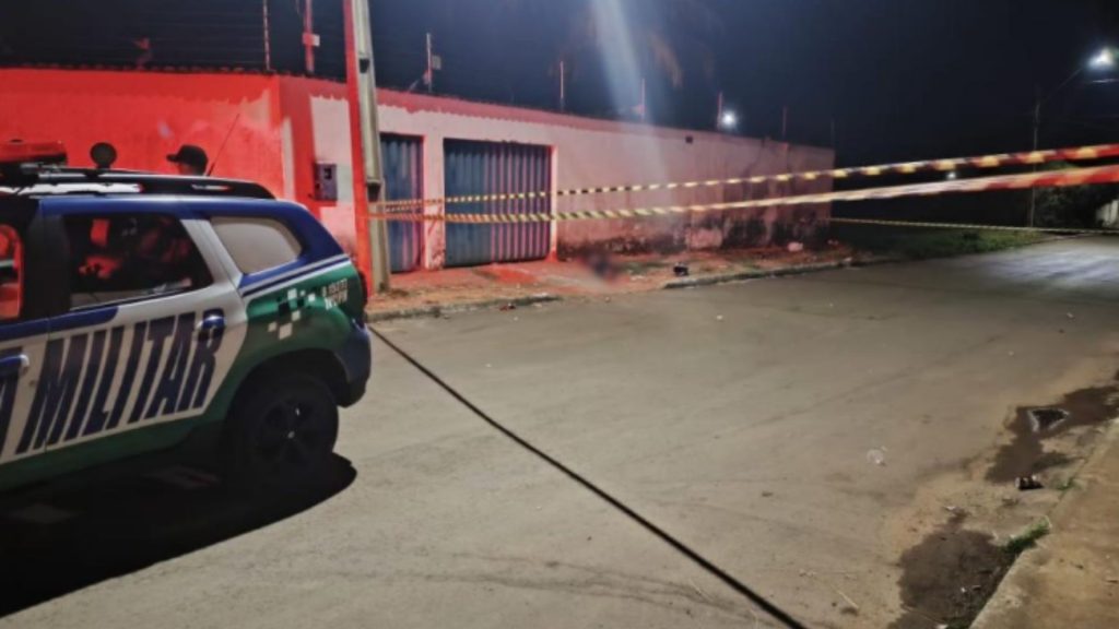 Jovem foi morto durante a madrugada.