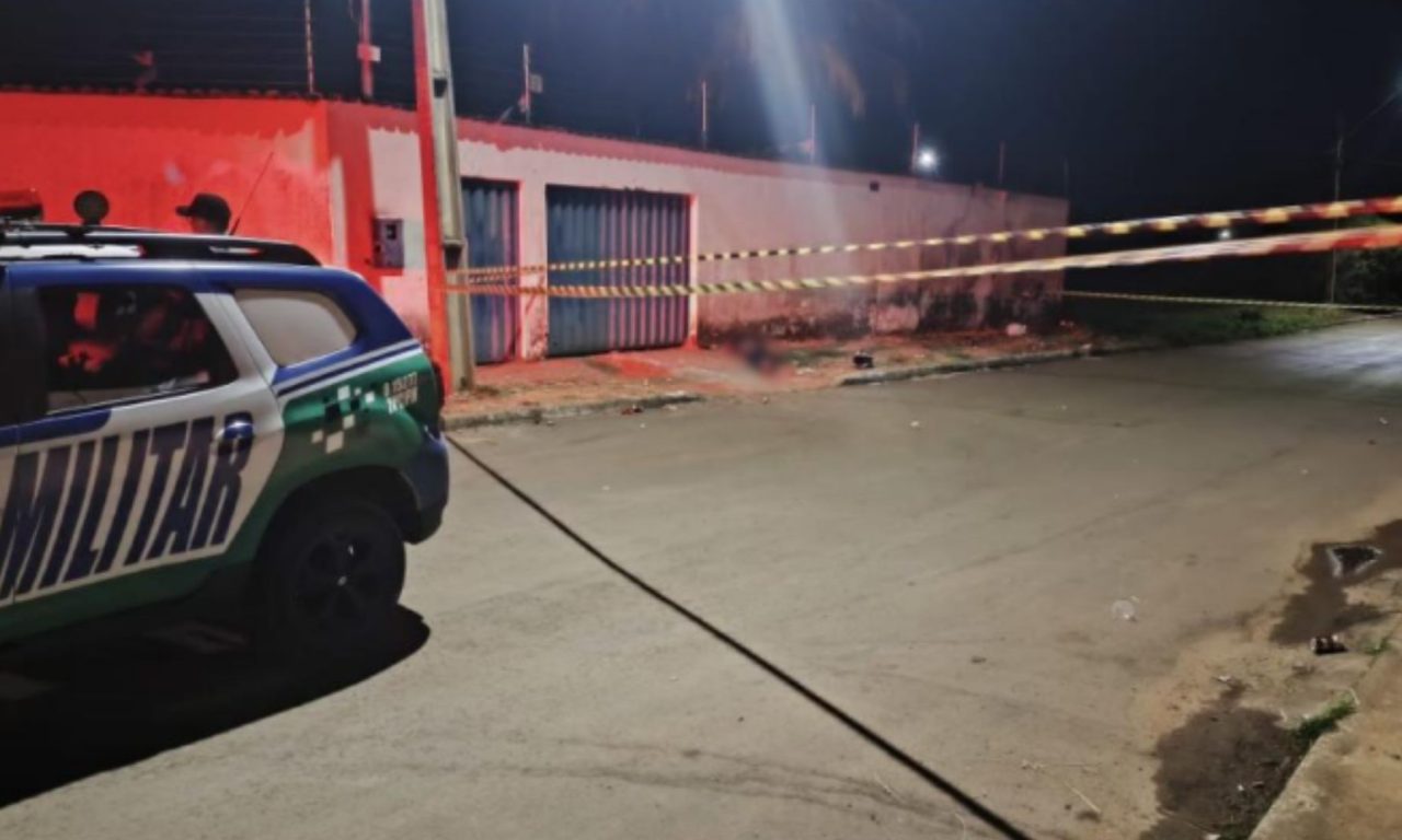 Jovem foi morto durante a madrugada.