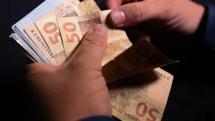 Trabalhadores brasileiros que foram demitidos podem ter direito de receber R$ 2.424 por mês
