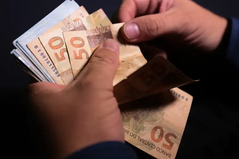 Trabalhadores brasileiros que foram demitidos podem ter direito de receber R$ 2.424 por mês