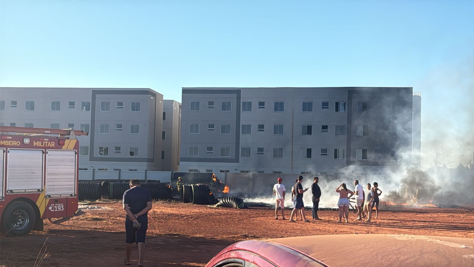 Incêndio ao lado de condomínio em Anápolis: bombeiros se bobilizam para conter as chamas