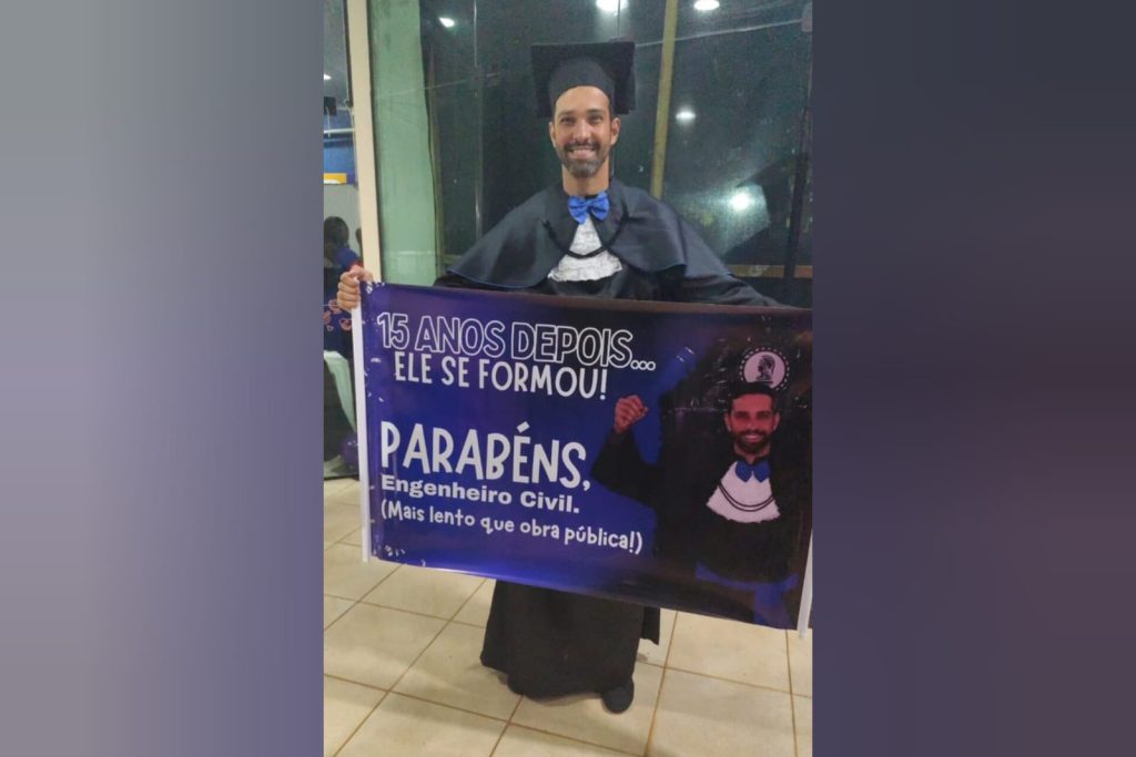 Placa em formatura de faculdade chama atenção, mas não surpreende