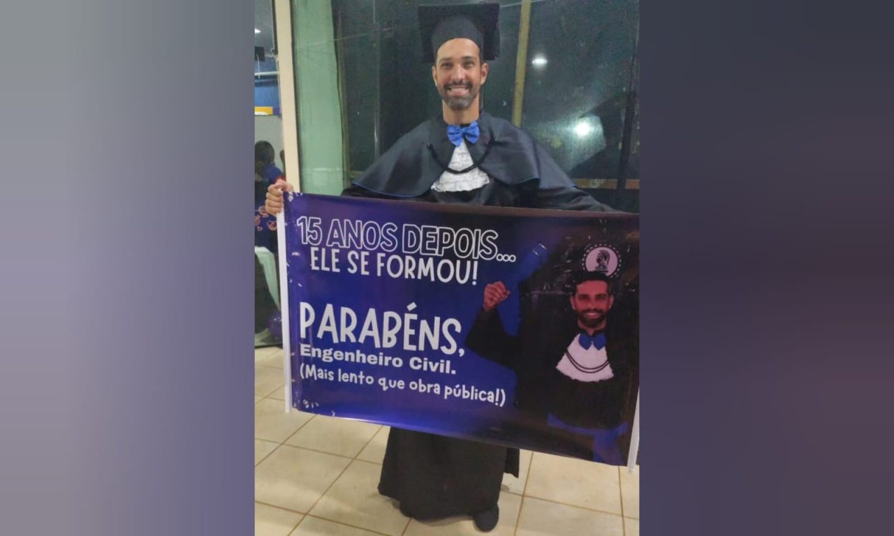 Placa em formatura de faculdade chama atenção, mas não surpreende