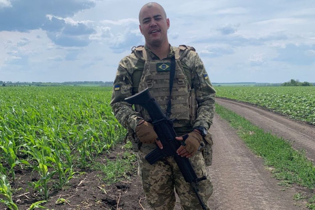 Emerson com trajes militares, em meio a zona de guerra da Ucrânia. (Foto: Mais Goiás)