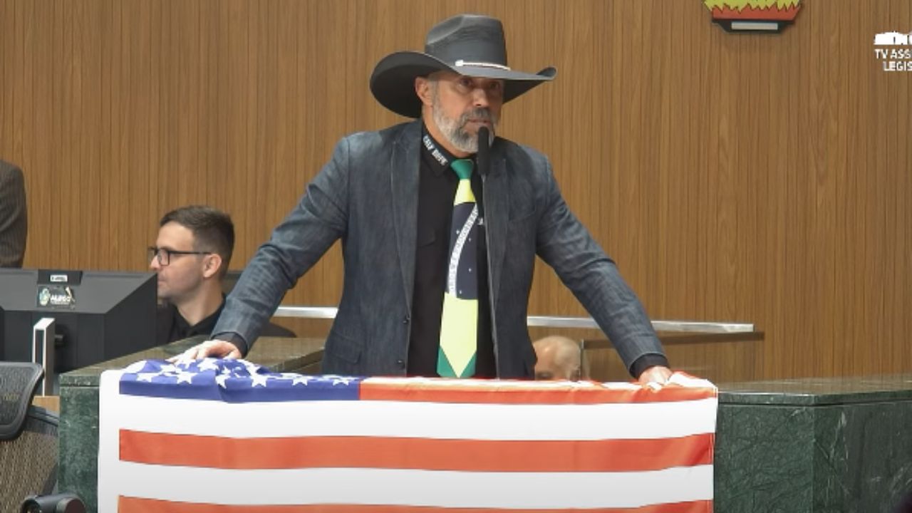 Deputado leva bandeira dos EUA à Assembleia de Goiás e pede prisão de Alexandre de Moraes