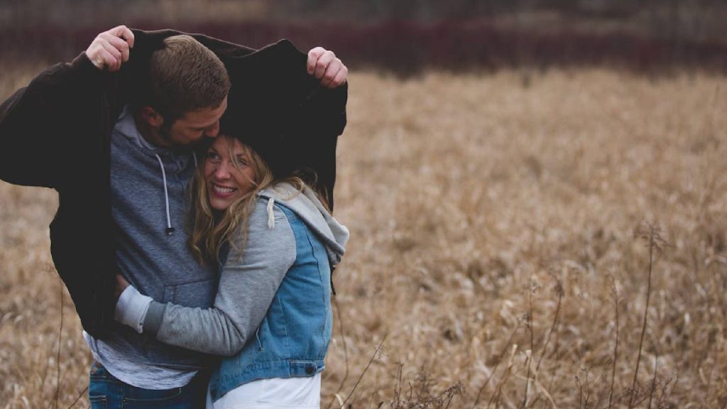 6 atitudes de homens que mais atraem as mulheres, segundo psicólogas