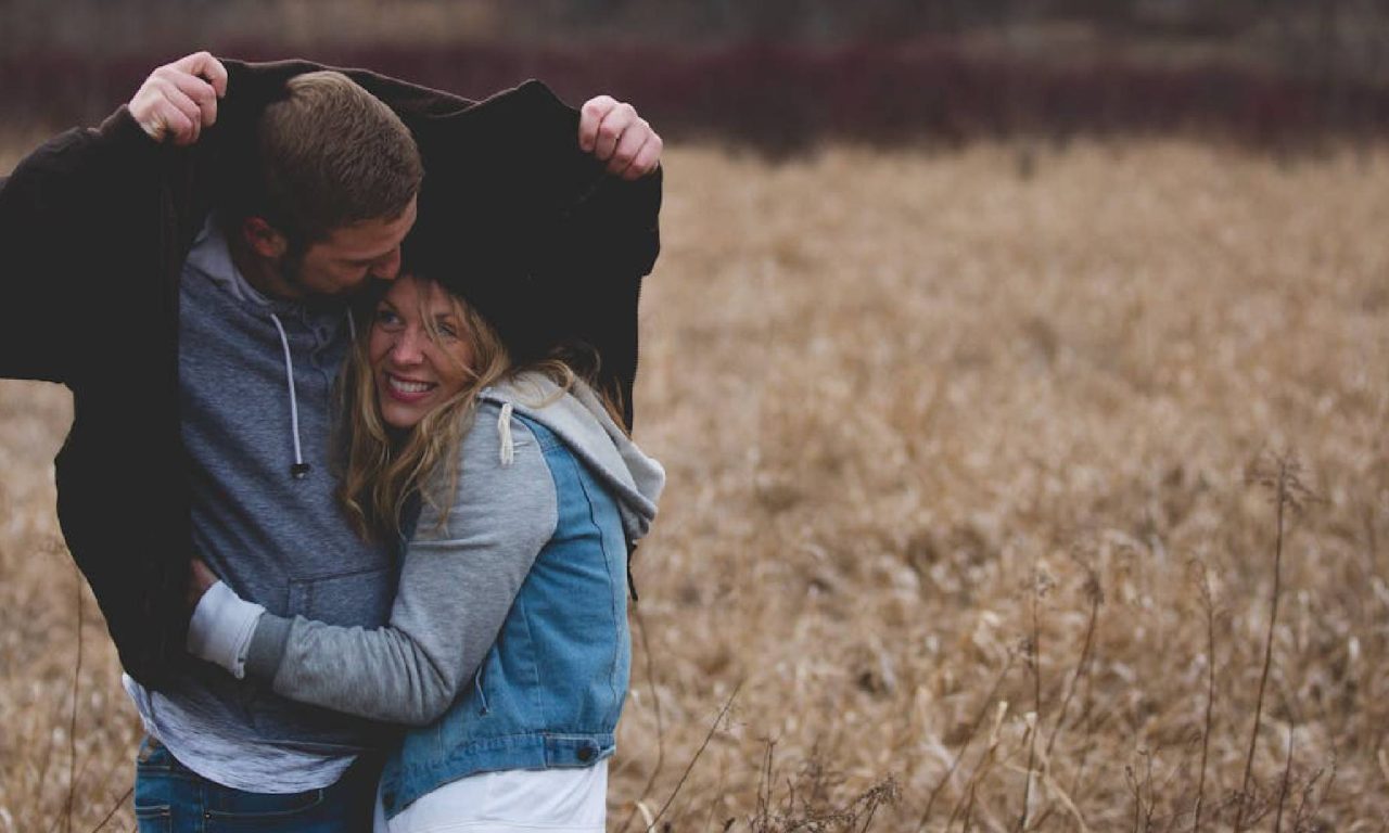 6 atitudes de homens que mais atraem as mulheres, segundo psicólogas