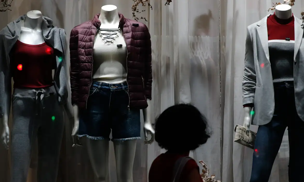 Uma das marcas de roupas mais conhecidas do mundo está chegando ao fim e cerca de 30 lojas vão fechar