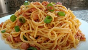 Macarrão com linguiça toscana: confira a receita rápida para um dia corrido