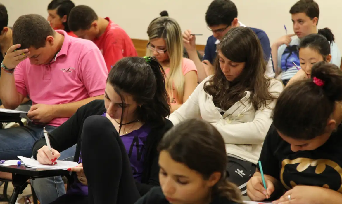 Concurso público com salários de até R$ 13 mil recebe inscrições do país inteiro