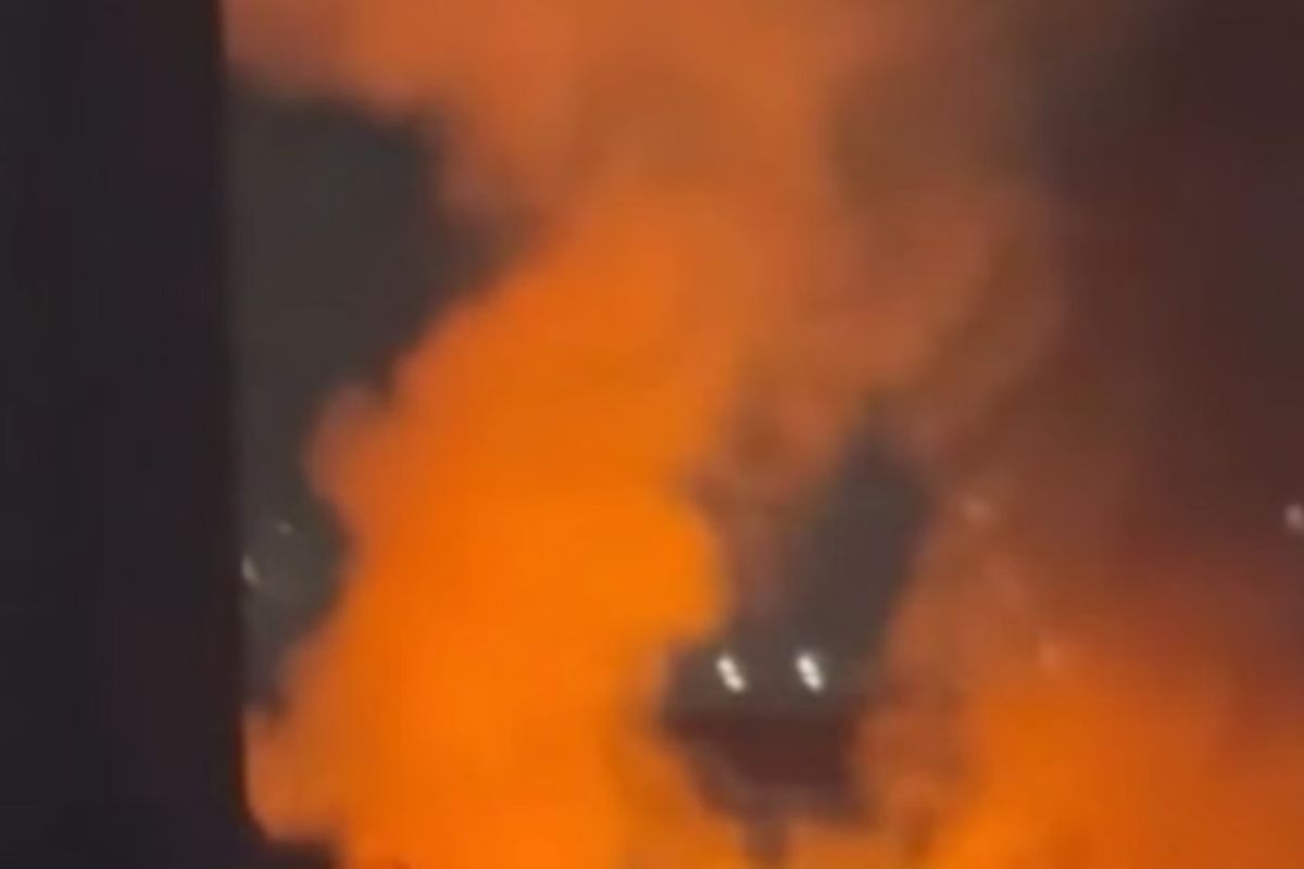 Queda de balão provoca incêndio em galpão em Santo André (SP)
