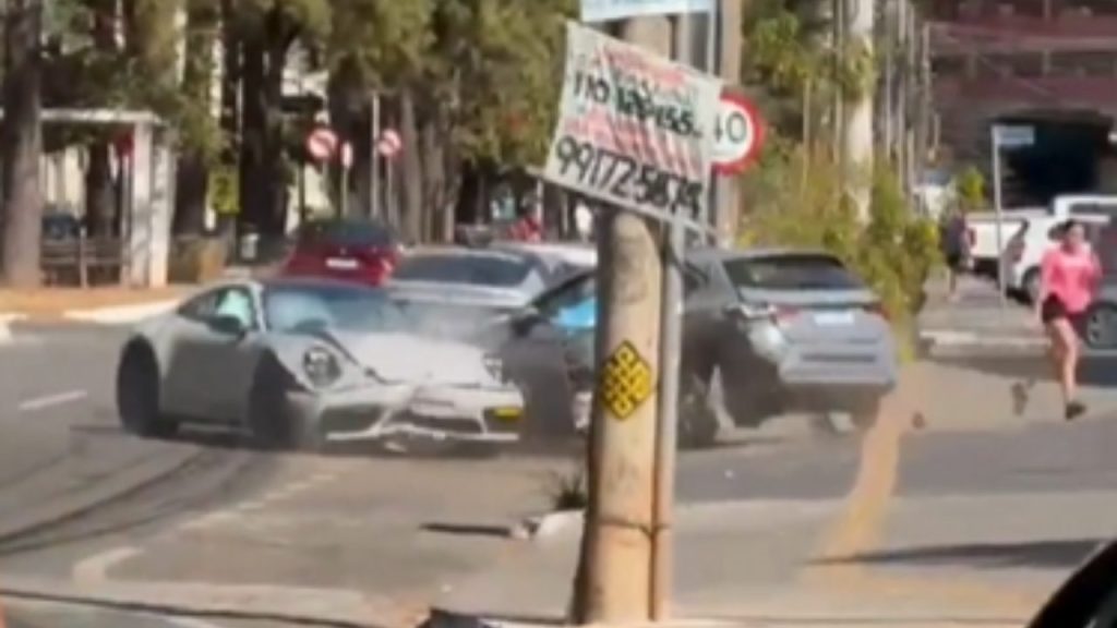 Motorista perde controle de Porsche e destrói carro estacionado no Setor Marista
