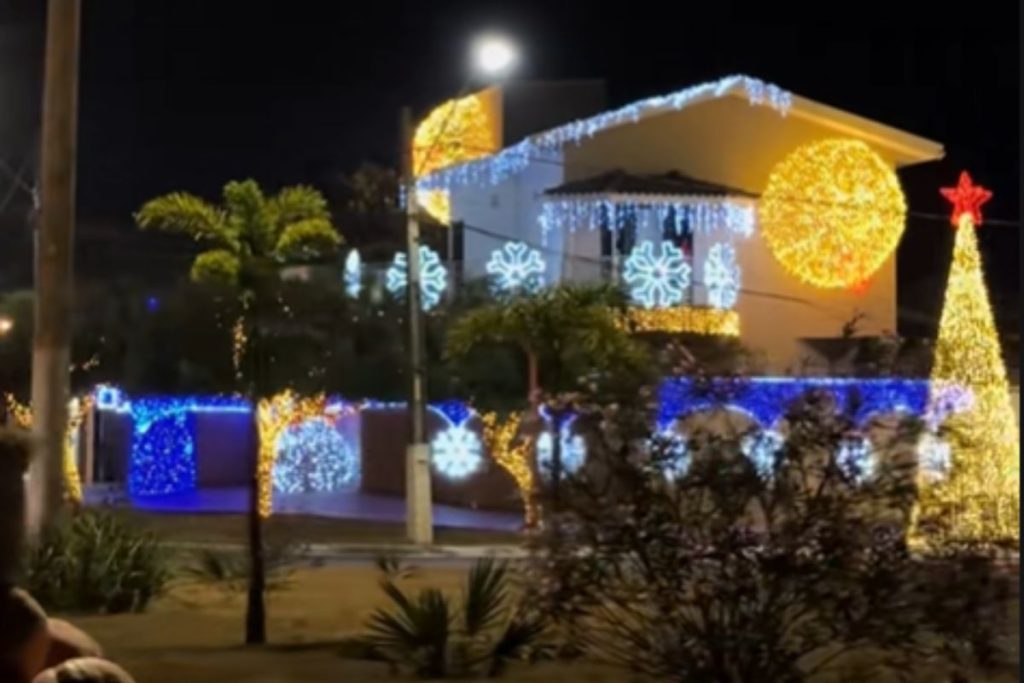 Imagem mostra casa decorada para Natal em Rio Verde