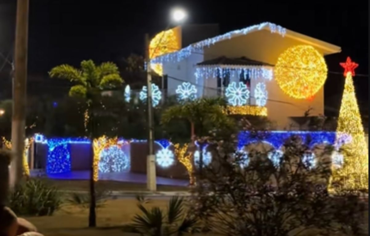 Imagem mostra casa decorada para Natal em Rio Verde
