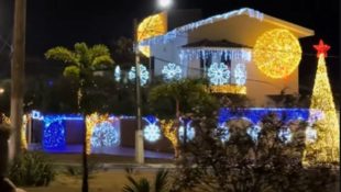 Imagem mostra casa decorada para Natal em Rio Verde