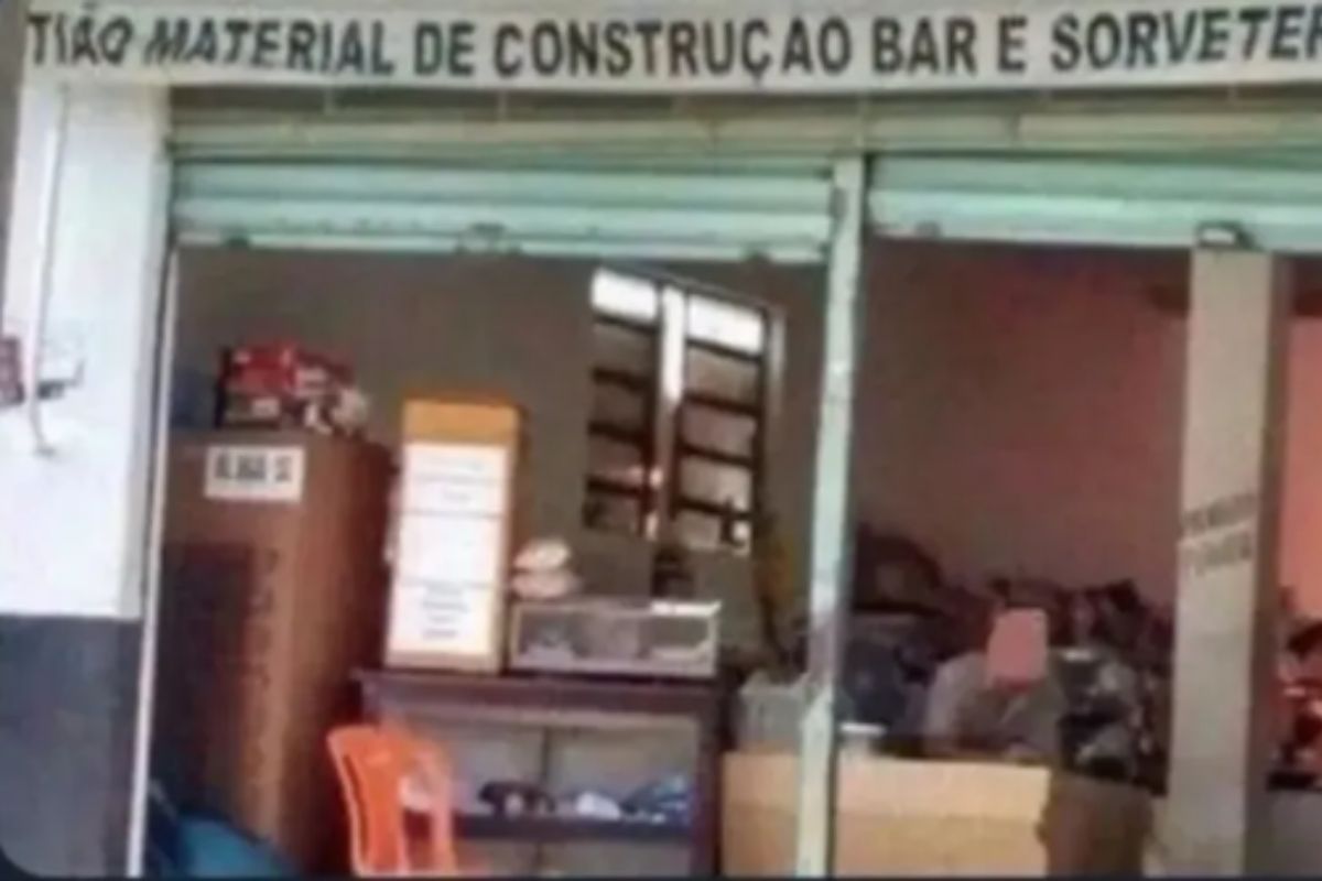 Placa colocada em frente a estabelecimento chama atenção
