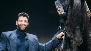 Imagem mostra Gusttavo Lima ao lado de cavalo.