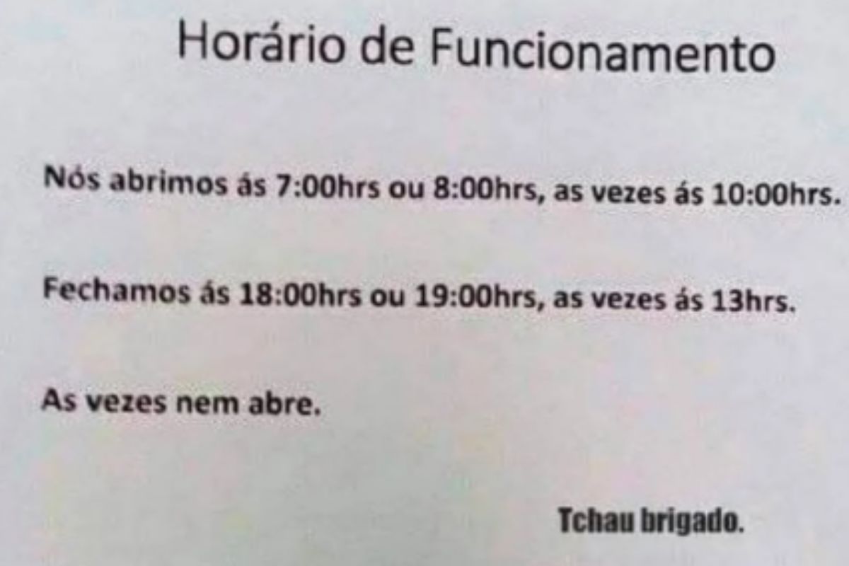 Placa chama atenção pelo horário de funcionamento incomum: “às vezes nem abre”