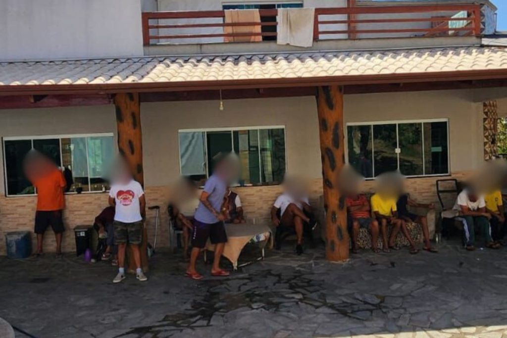 Imagem mostra vítimas de maus-tratos em clínica de reabilitação, em Caldas Novas