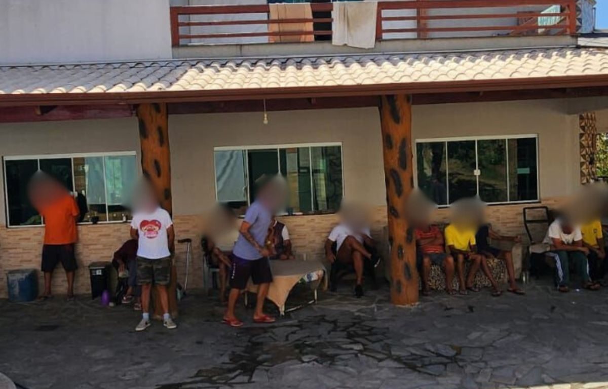 Imagem mostra vítimas de maus-tratos em clínica de reabilitação, em Caldas Novas