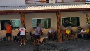 Imagem mostra vítimas de maus-tratos em clínica de reabilitação, em Caldas Novas