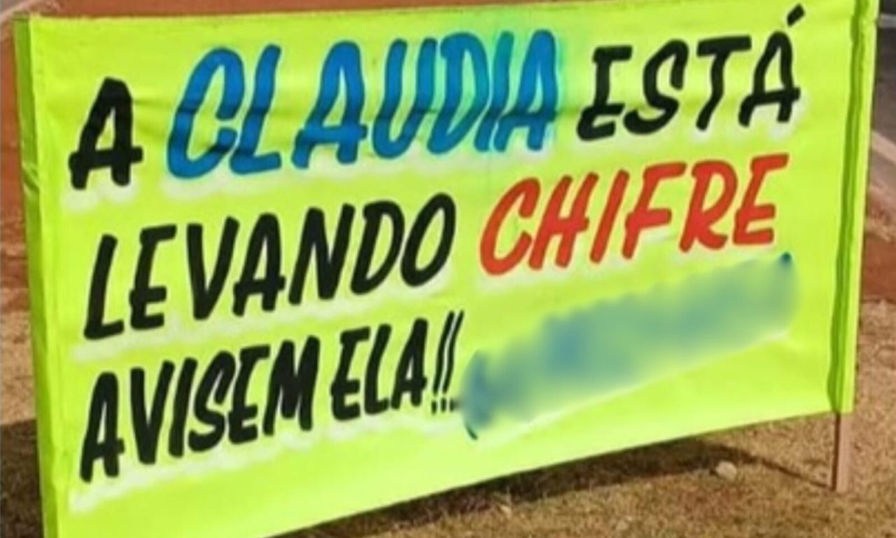 Placa fixada chamou atenção de quem passava pela região da 44. (Foto: Redes Sociais)