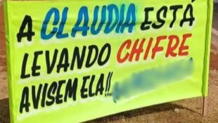Placa fixada chamou atenção de quem passava pela região da 44. (Foto: Redes Sociais)