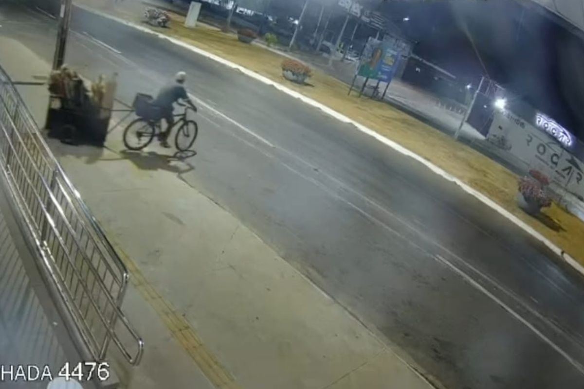 Jovem que vandalizou agência da Caixa em Aparecida de Goiânia fugiu de bicicleta puxando carroça é preso