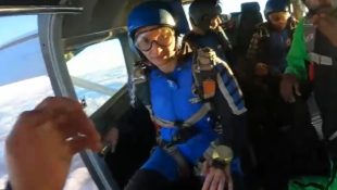 Imagem mostra Karina Sampaio Silva, de 35 anos, momentos antes do acidente. (Foto: SkyDive)