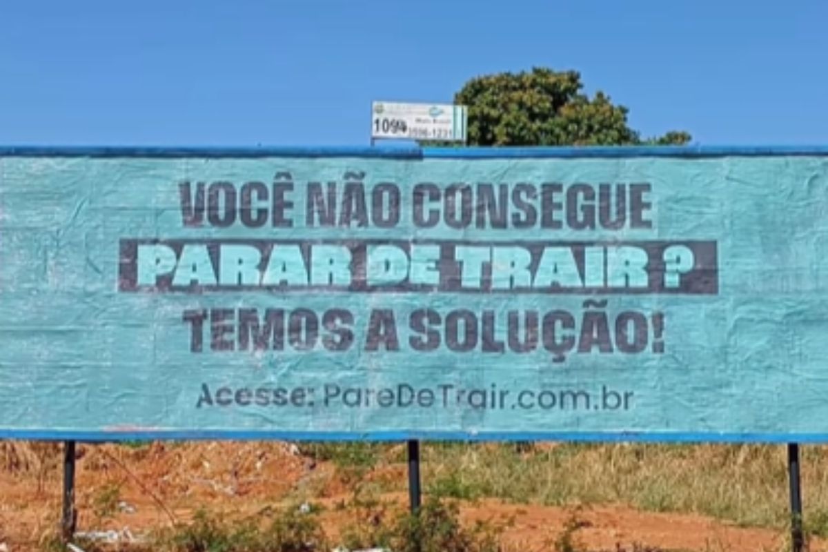 Placas com alerta para quem não consegue “parar de trair” intrigam motoristas de Goiânia