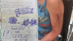 Imagem mostra caderno e ferimentos de professora após ataque de aluna.