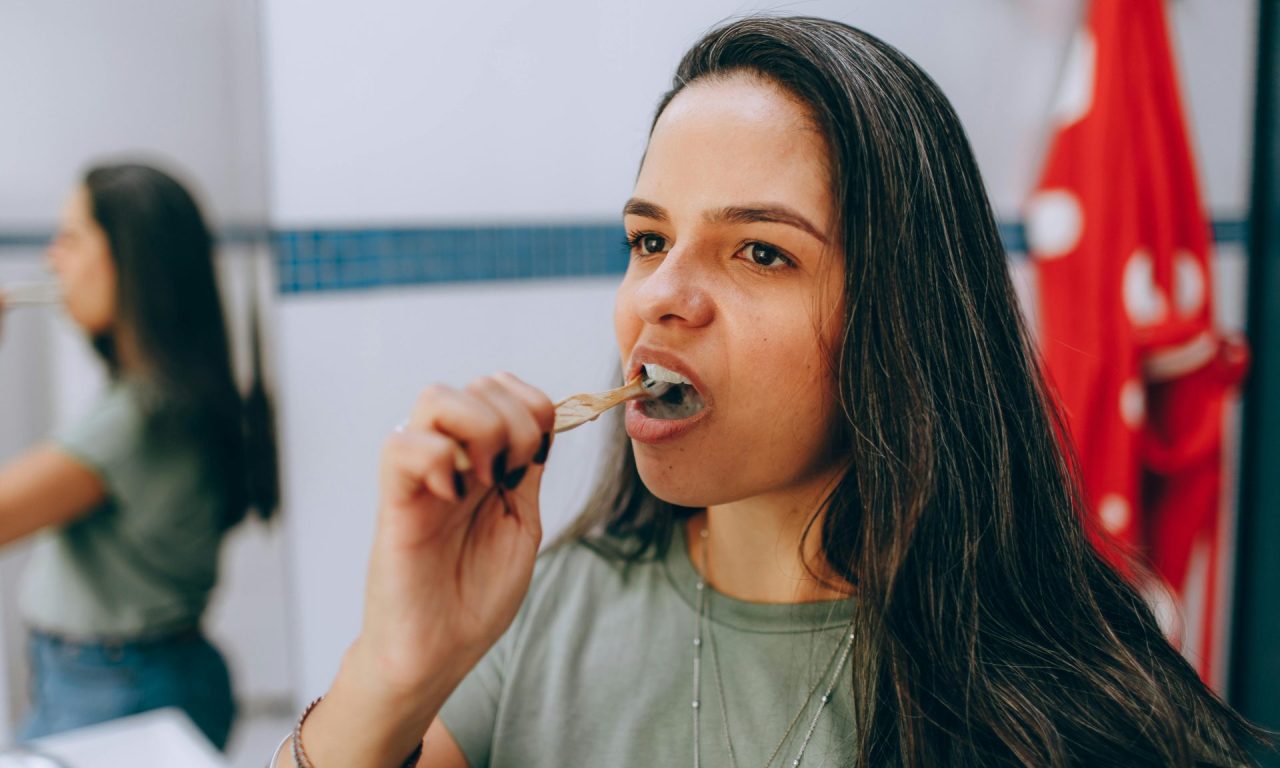 Não é apenas na hora de acordar: a quantidade de vezes que uma pessoa deve escovar os dentes