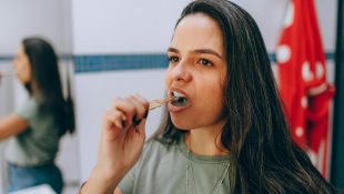 Não é apenas na hora de acordar: a quantidade de vezes que uma pessoa deve escovar os dentes