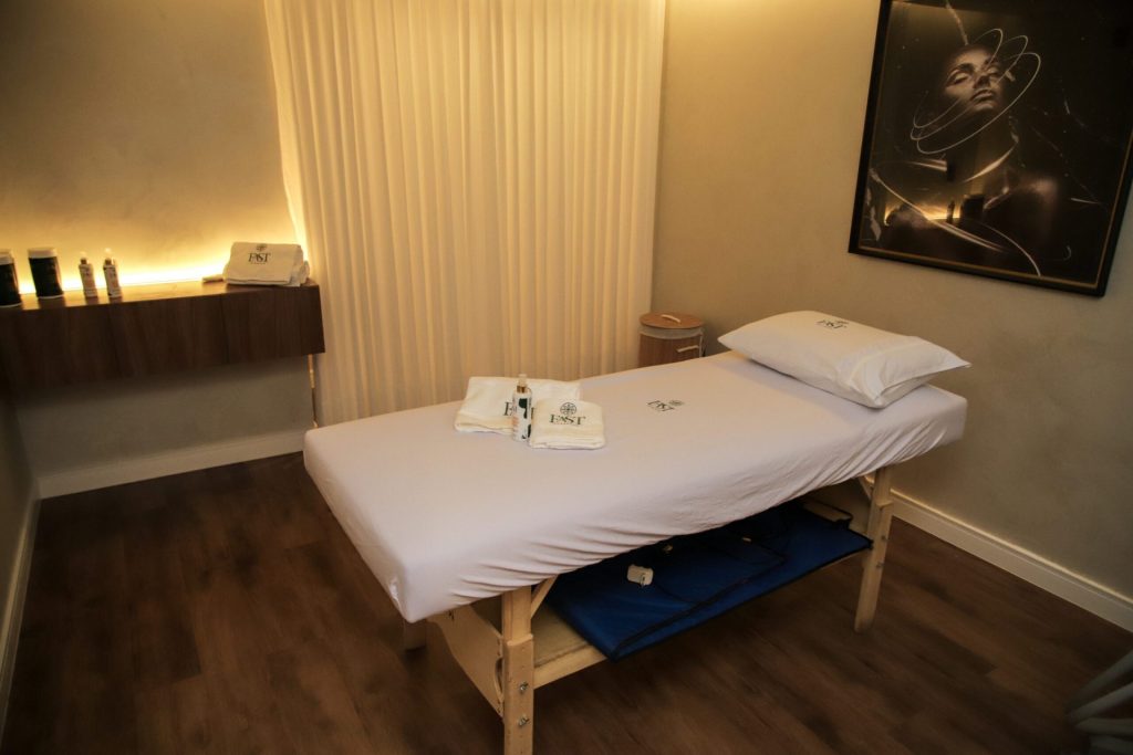 Mesa de massagens da Fast Massagem. (Foto: Divulgação) - franquia