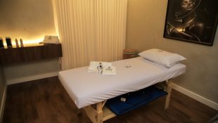 Mesa de massagens da Fast Massagem. (Foto: Divulgação) - franquia