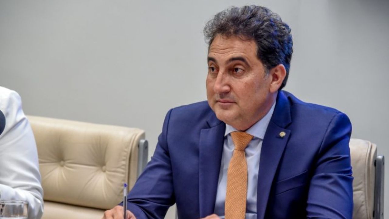 Goiano com trajetória política no Entorno perde mandato de deputado federal e inicia greve de fome com colegas
