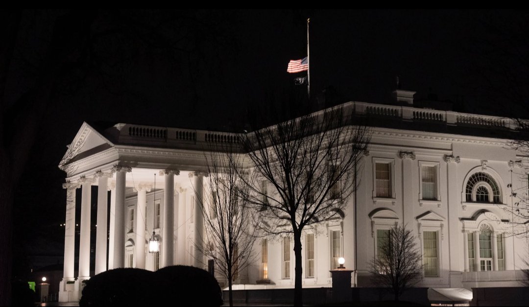Bandeira a meio-mastro na Casa Branca impulsiona teorias sobre morte de Donald Trump, mas motivo é outro