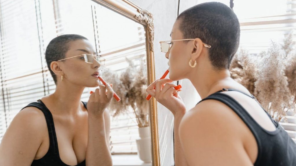 10 manias que uma pessoa que acha que é bonita tem e os outros reparam