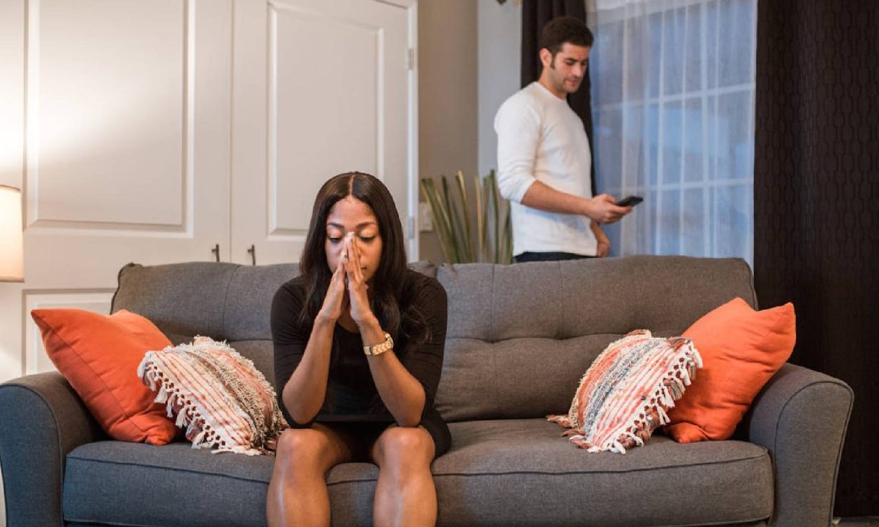 6 sinais de que um homem não quer compromisso, segundo conselheiras amorosas