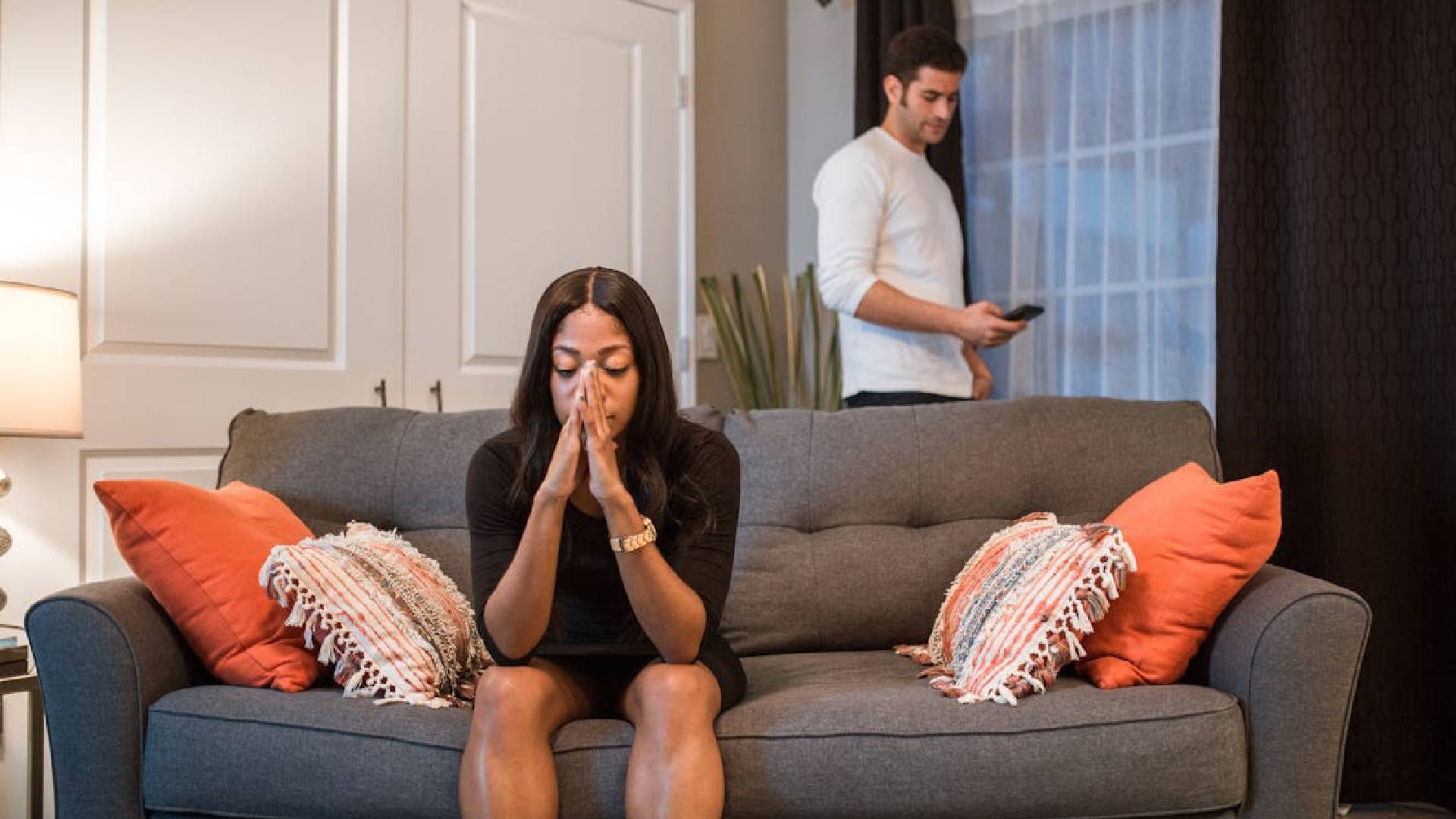 6 sinais de que um homem não quer compromisso, segundo conselheiras amorosas