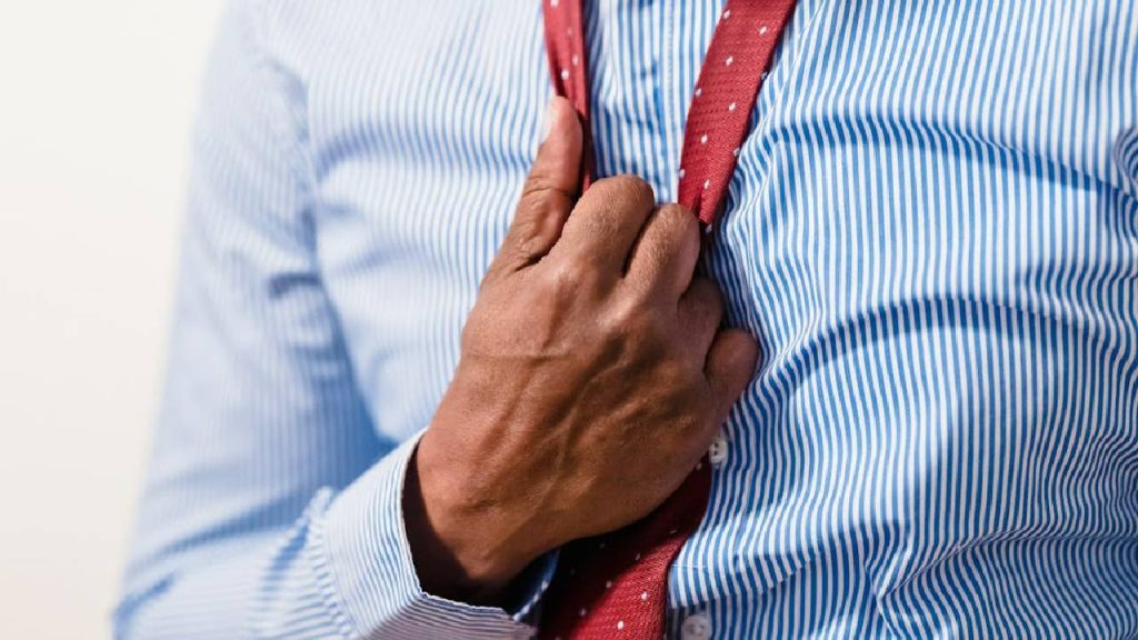 ataque cardíaco coração dor no peito