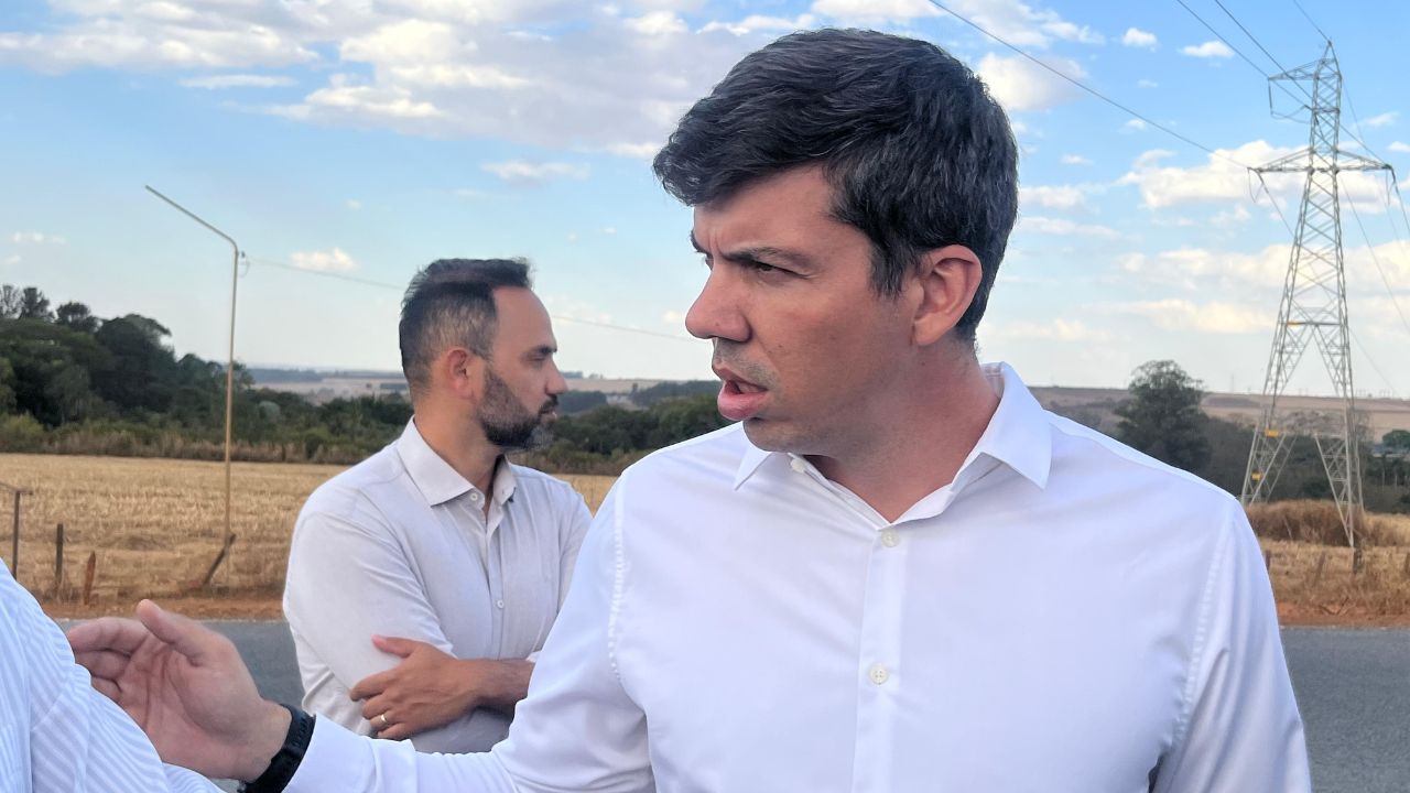 Pedro Sales visita obras do Anel Viário do DAIA e aponta prazo de entrega