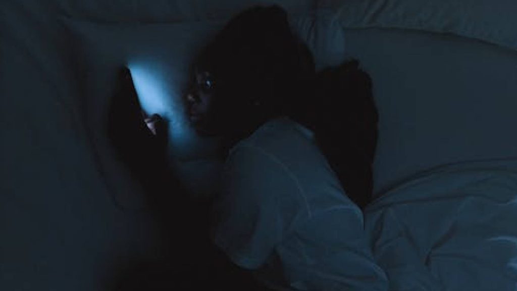 Por que usar o celular na cama antes de dormir atrapalha mais do que parece, segundo neurologistas